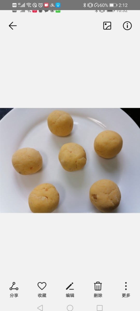 炸地瓜丸子,将糯米团分成均匀小等份并揉成圆球状
