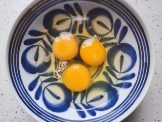 培根炒蛋,鸡蛋磕入碗内