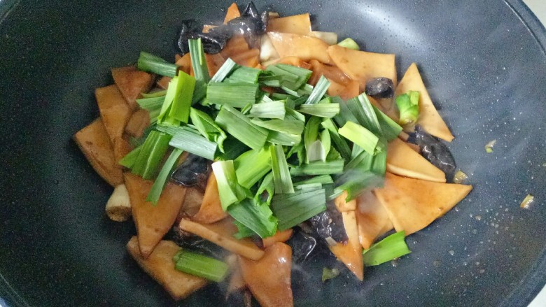 干锅千页豆腐,加入蒜苗翻炒1分钟