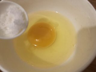 鸡蛋炒河粉,鸡蛋打入碗里加入少许盐搅散