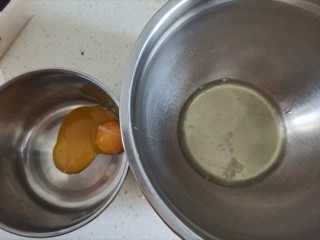 抹茶奶油杯子蛋糕🍰,准备2个干净无水无油的盆，分离蛋清和蛋黄，蛋黄不能掉进蛋白里，否则蛋白就打不起来，分离好的蛋白放冰箱冷藏备用