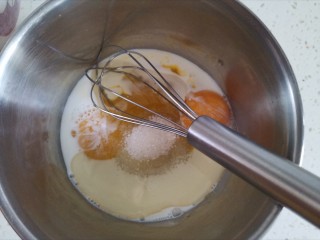 抹茶奶油杯子蛋糕🍰,先处理蛋黄糊，把蛋黄搅散，再加入糖，油，牛奶搅拌至乳化状态
