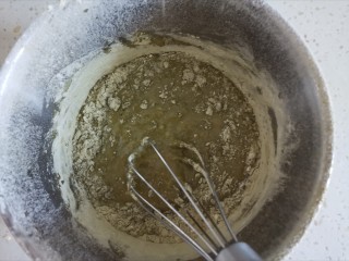 抹茶奶油杯子蛋糕🍰,再筛入面粉和抹茶粉，画“z字”搅拌均匀至无干粉颗粒