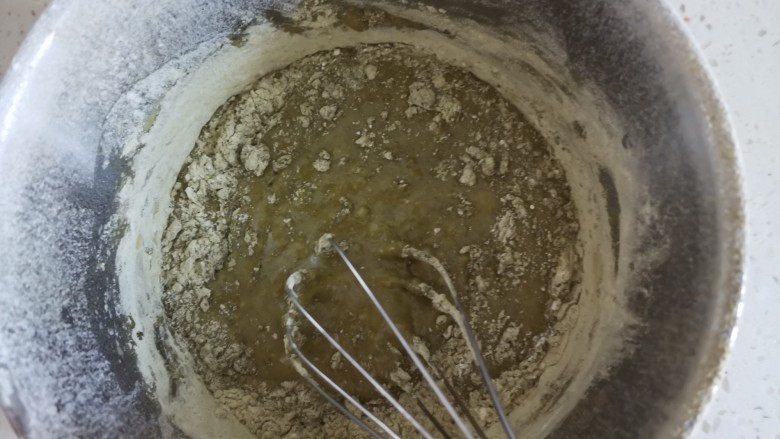 抹茶奶油杯子蛋糕🍰,再筛入面粉和抹茶粉，画“z字”搅拌均匀至无干粉颗粒