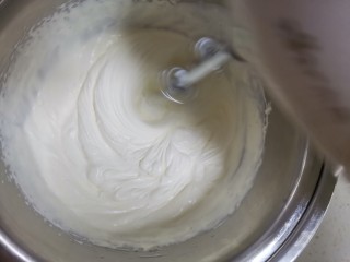 抹茶奶油杯子蛋糕🍰,淡奶油的盆坐在盛有冰块水的盆里，电动打蛋器开高速打发淡奶油