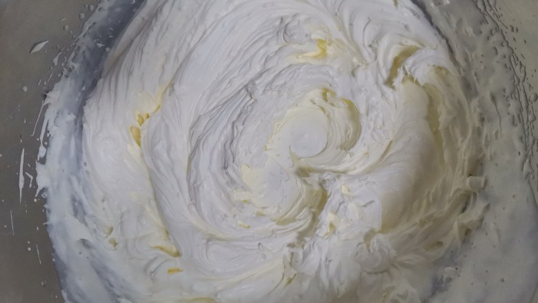 抹茶奶油杯子蛋糕🍰,打发奶油体积变大，出现明显的纹路，倾斜盆子奶油不流动，9分发，适合做裱花，抹面。
