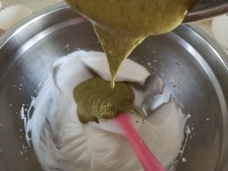 抹茶奶油杯子蛋糕🍰,再倒回蛋白霜里，同样的手法翻拌均匀