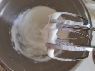 抹茶奶油杯子蛋糕🍰,继续打发至出现直立的小尖角，即干性发泡