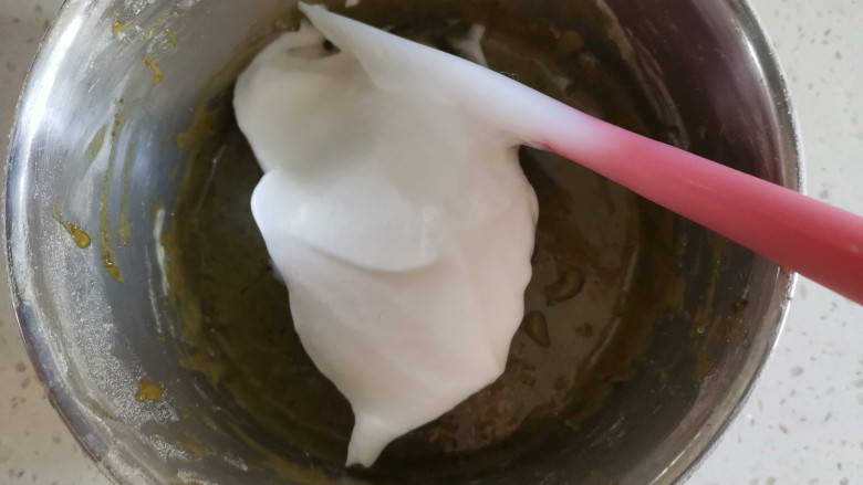 抹茶奶油杯子蛋糕🍰,取1/3的蛋白到蛋黄糊里翻拌均匀，不能画圈搅拌