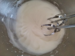 抹茶奶油杯子蛋糕🍰,打发至蛋白霜出现明显纹路，加入最后的白砂糖