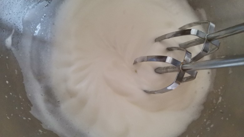 抹茶奶油杯子蛋糕🍰,打发至蛋白霜出现明显纹路，加入最后的白砂糖