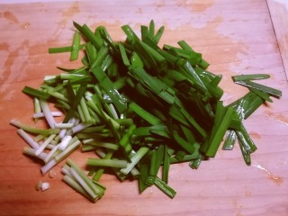 炒合菜,韭菜择洗干净，切段。