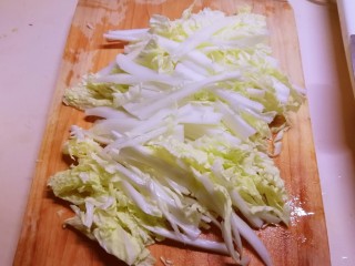 炒合菜,白菜切细条状。