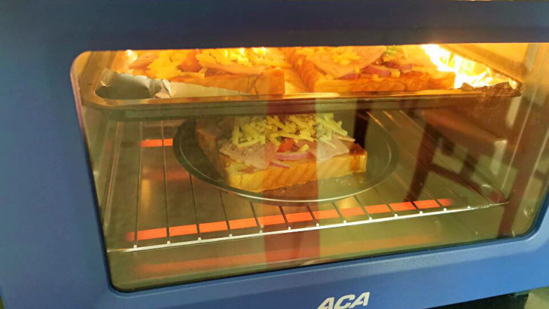 吐司培根披萨,放进180度烤箱