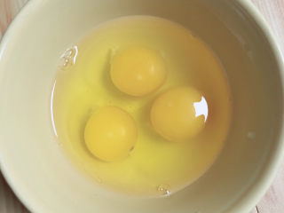 鸡蛋炒河粉,准备好鸡蛋。