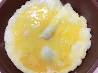 鸡蛋炒河粉,锅中倒入油，加热至七成热，倒入鸡蛋翻炒均匀。