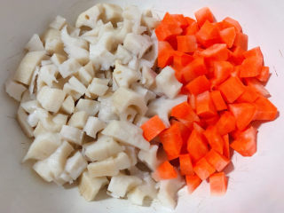 黄豆猪脚汤,莲藕和胡萝卜去皮洗净切成小丁