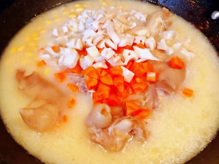 黄豆猪脚汤,黄豆煮至八成熟时放入莲藕和胡萝卜煮至断生
