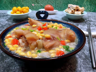 黄豆猪脚汤,猪脚的营养价值非常丰富经常食用对身体有益