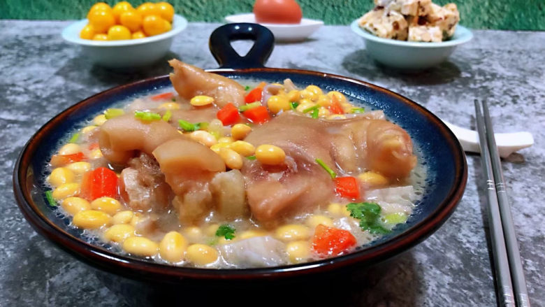 黄豆猪脚汤,猪脚的营养价值非常丰富经常食用对身体有益
