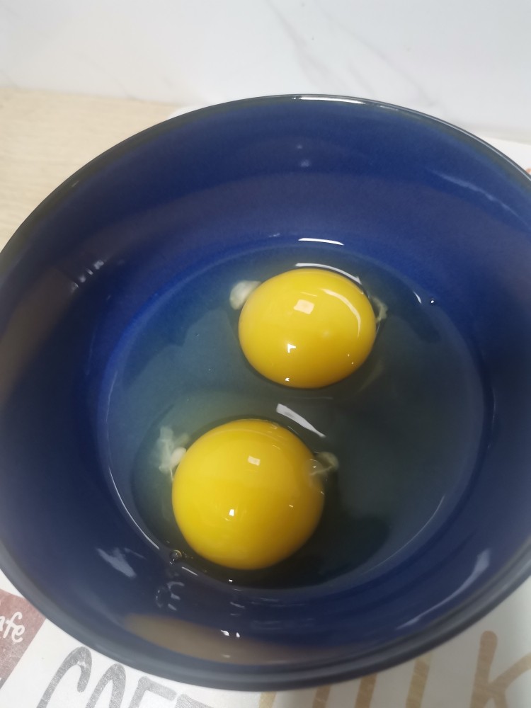 秋葵蒸蛋羹,鸡蛋打入碗中打散
