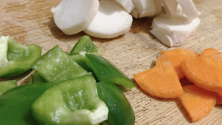 青椒炒杏鲍菇,胡萝卜也切成片，作为点缀配菜，没有的可不加