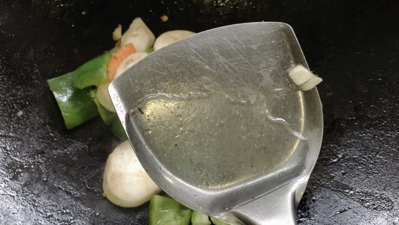青椒炒杏鲍菇,点适量清水翻炒，防止锅底烧焦。