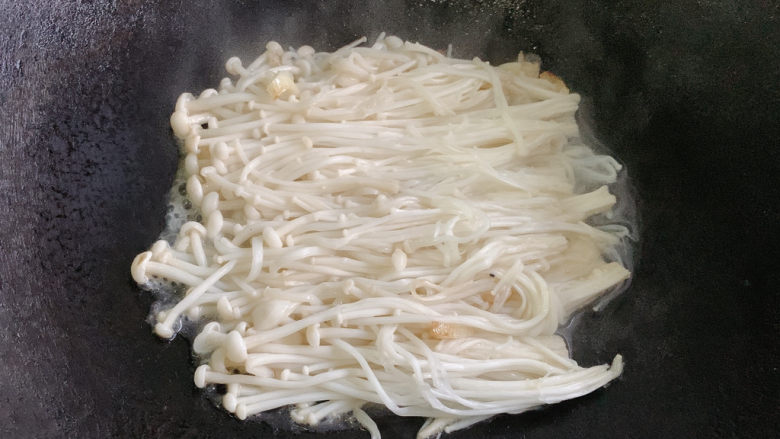 金针菇日本豆腐,炒至金针菇变软出水