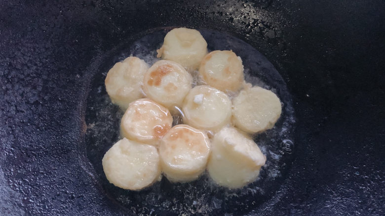 金针菇日本豆腐,翻面煎到两面出现金黄，可调大火再煎一下，出现“虎皮豹纹”然后取出