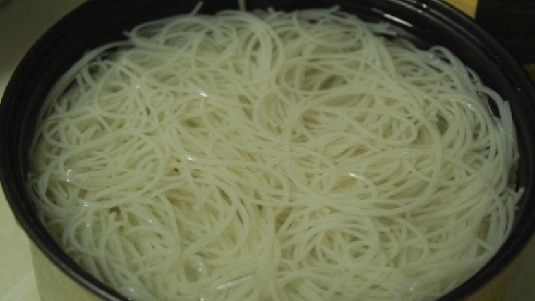 砂锅米线,干米线需要用水泡发或者用开水煮发，煮好后也一样捞出来备用。
