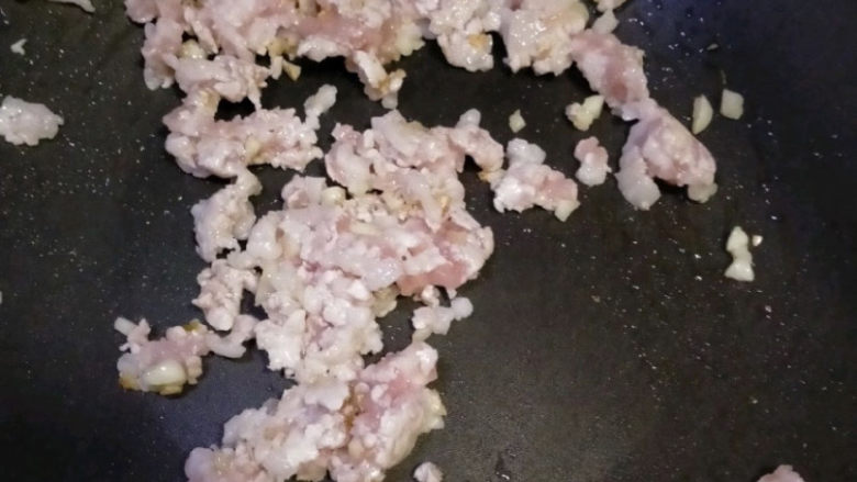 砂锅米线,再加入肉末炒。
