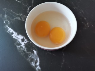 培根炒蛋,鸭蛋打入碗中