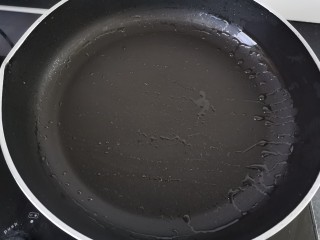 培根炒蛋,平底锅刷一层油