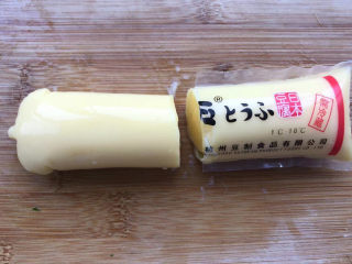 金针菇日本豆腐,豆腐一切为二，轻轻从包装里挤出豆腐。
