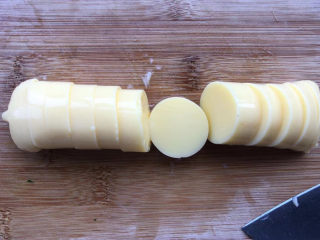 金针菇日本豆腐,均匀切片。