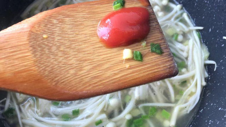 金针菇日本豆腐,再放入番茄酱。