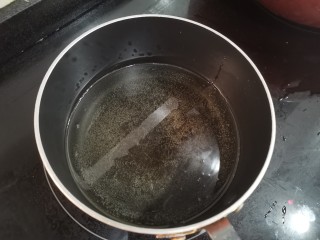 炸地瓜丸子,锅中放油，小火，筷子放进去冒泡泡时就下丸子