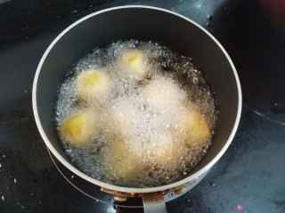 炸地瓜丸子,一定要轻轻下，而且面包糠要抖落干净，要不然成品会沾有黑色炸胡的面包糠