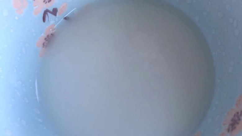 葱油烧海参,淀粉加水成为芡汁。