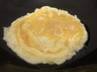 培根炒蛋,油微热下鸡蛋液