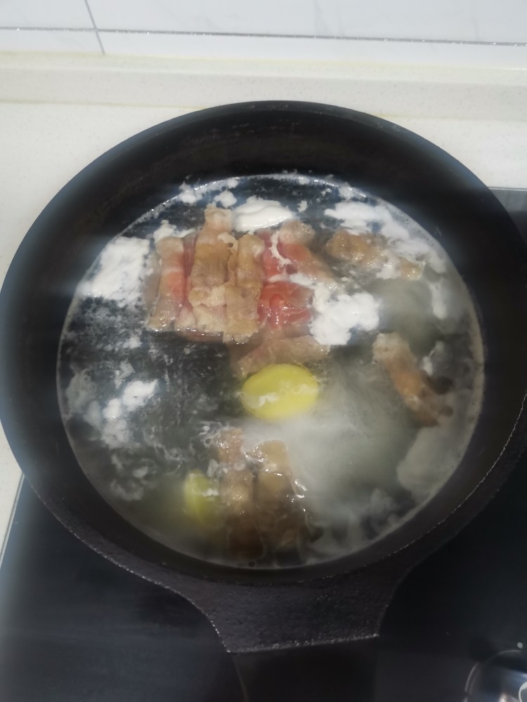 咖喱肥牛饭,水开不用解冻直接焯水1分放入姜片