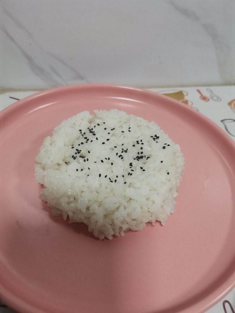 咖喱肥牛饭,米饭装小碗扣到盘中，撒上黑芝麻