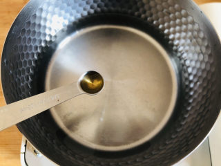 卤鸡翅尖,锅里加入适量清水，然后放一小勺料酒去腥。