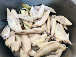 卤鸡翅尖,倒入处理好的鸡翅尖，翻炒均匀。