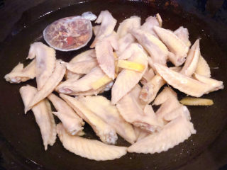 卤鸡翅尖,锅中添加适量清水放入鸡翅尖再放入姜片、葱、蒜、调料包