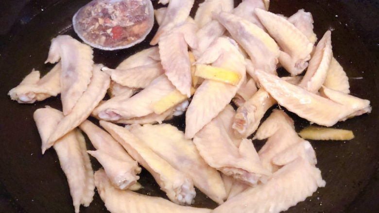 卤鸡翅尖,锅中添加适量清水放入鸡翅尖再放入姜片、葱、蒜、调料包