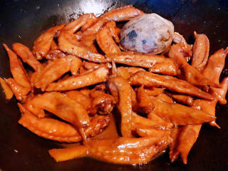 卤鸡翅尖,炖制汤汁快收干时翻炒均匀入味即可出锅享用