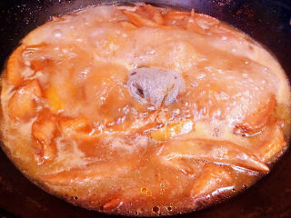 卤鸡翅尖,鸡翅尖炖制八成熟时放入盐和味精改小火慢炖