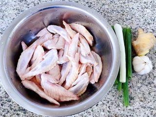 卤鸡翅尖,准备原材料新鲜的鸡翅尖、葱、姜、蒜备用