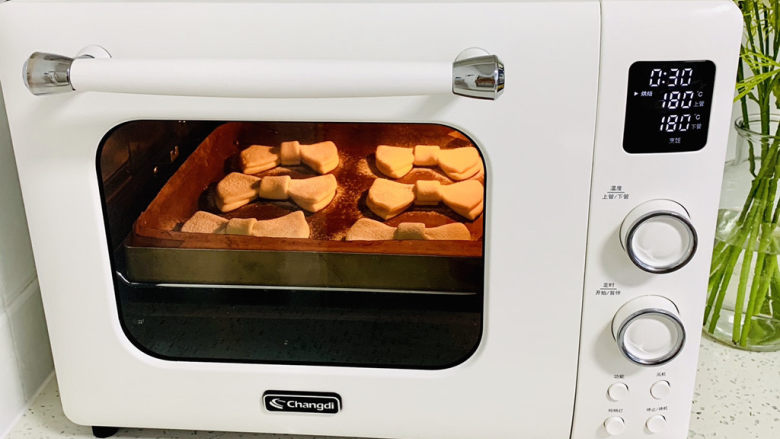 蝴蝶结小面包,烤箱提前预热上下火180度烤30分钟（烘烤的时间和烤箱的温度也要根据自家烤箱来定）